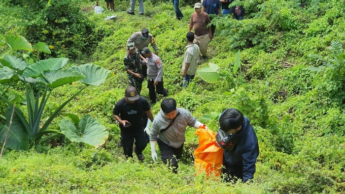 Petugas mengevakuasi kerangka manusi yang ditemukan di lahan kosong di Jalan Puntodewo, Kelurahan Polehan, Kecamatan Blimbing, Kota Malang
