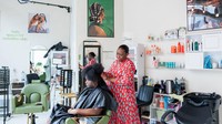 Dajiah Blackshear-Calloway, penata rambut di Georgia, harus menaikkan harga layanan akibat kenaikan tarif impor produk rambut dari China. Foto: REUTERS/Hannah Beier