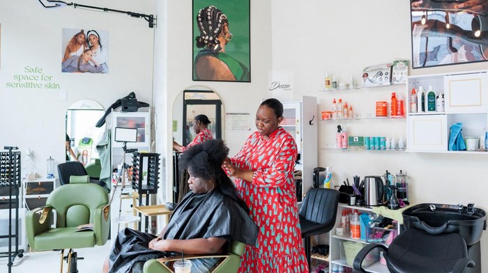 Sales Associate Sarai Knox helps a customer with a purchase at Dosso Beauty in Philadelphia, Pennsylvania, U.S. June 28, 2025.  REUTERS/Hannah Beier