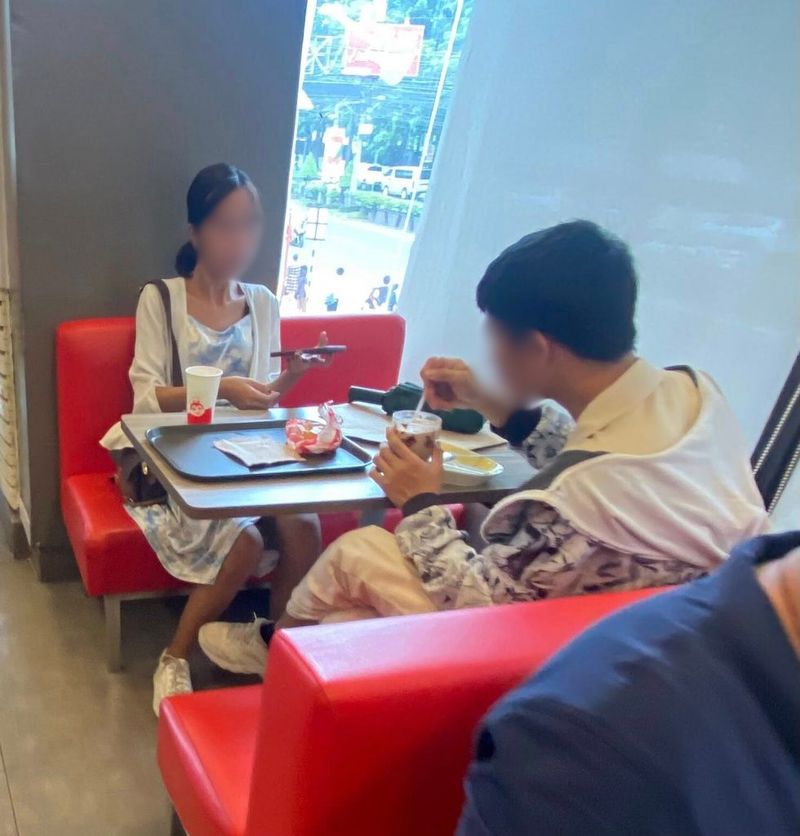 Setelah Ngemis Buat Makan, Wanita Ini Ketahuan Kencan di Resto