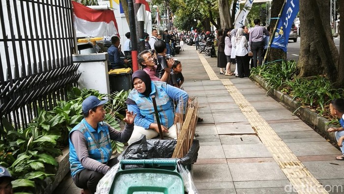 Penyapu jalan di Jalan Wastukencana