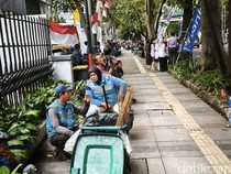 Cerita Penyapu Jalan di Balik Kirab Budaya HUT Jawa Barat