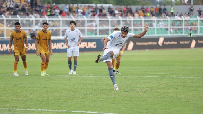 Penyerang PSM Makassar Lucas Dias mencetak gol penalti ke gawang Bhayangkara FC dalam laga Super League 2025/2026.
