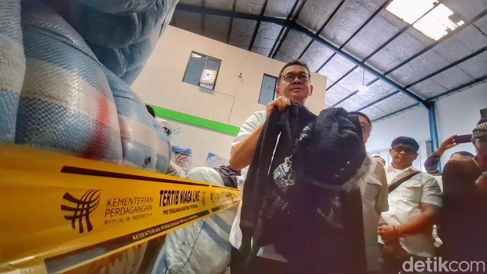 Penyitaan baju impor ilegal oleh Kemendag RI di Desa Tegalluar, Bojongsoang, Kabupaten Bandung Penyitaan baju impor ilegal oleh Kemendag RI di Desa Tegalluar, Bojongsoang, Kabupaten Bandung