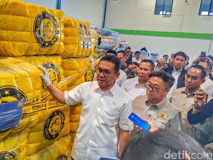 Potret Tumpukan Baju Bekas Impor Ilegal Senilai Rp 112 Miliar di Bandung
