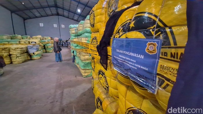 Penyitaan baju impor ilegal oleh Kemendag RI di Desa Tegalluar, Bojongsoang, Kabupaten Bandung