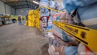 Jadi total barang-barang impor pakaian bekas ini sebanyak 19,391 bal. Total nilai dari barang ilegal ini adalah Rp112 miliar 350 juta, ungkapnya.