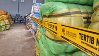 Adanya pakaian bekas impor tersebut melanggar ketentuan atau aturan yang berlaku. Kemudian dari segi konsumen pun bisa terganggu kesehatannya, karena asal usul pakaian yang tidak jelas.