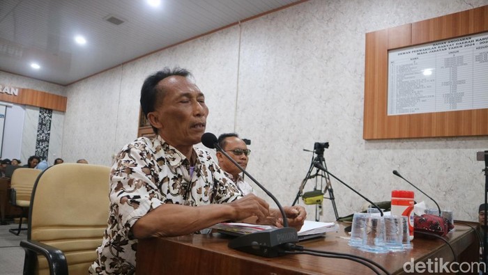 Perangkat Desa Jembulnuwut Kecamagan Gunungwungkal, Suyadi menghadiri rapat Pansus Hak Angket DPRD Pati, Selasa (19/8/2025).