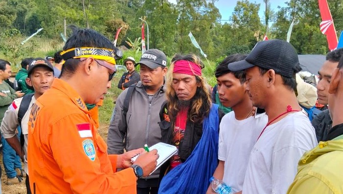Personel gabungan melakukan pencarian pendaki yang hilang di Gunung Buthak.