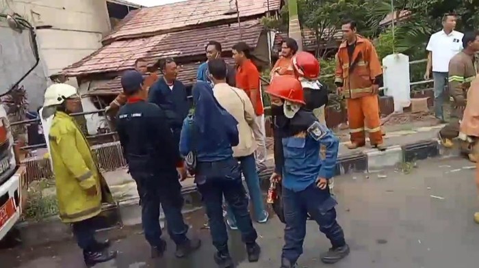Petugas Damkar dan warga Cirebon terlibat cekcok.