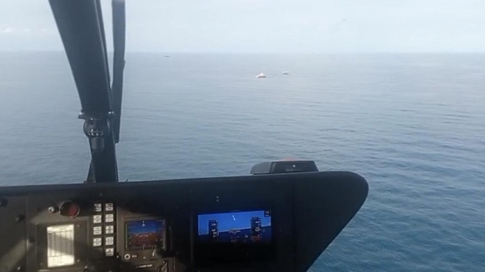 Petugas melakukan pencarian dengan heli 8 ABK yang perahunya pecah dihantam ombak