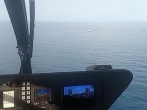 8 ABK Kapalnya Pecah Dihantam Obak Belum Ditemukan, Petugas Terjunkan Heli
