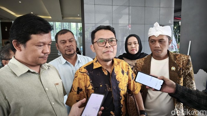 Pihak sekolah swasta usai audiensi di Disdik Jabar