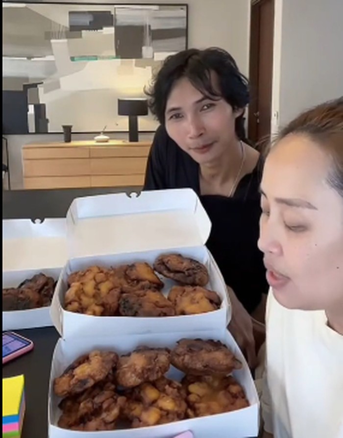 pinkan mambo jualan pisang goreng madu