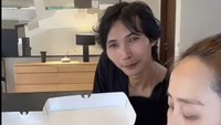 Setelah donat jualannya viral, penyanyi Indonesia tersebut mencoba jajanan lain. Kali ini Pinkan Mambo jualan pisang goreng madu yang punya harga tak kalah fantastis. Foto: TikTok @happyalway20