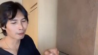 Lewat siaran langsung di TikTok, Pinkan Mambo juga mengajak suaminya, Arya untuk mencicipi. Suaminya pun awalnya mengaku jika tekstur pisang madunya sangat keras sampai susah dipotek atau digigit. Foto: TikTok @calonpenghuniSurga