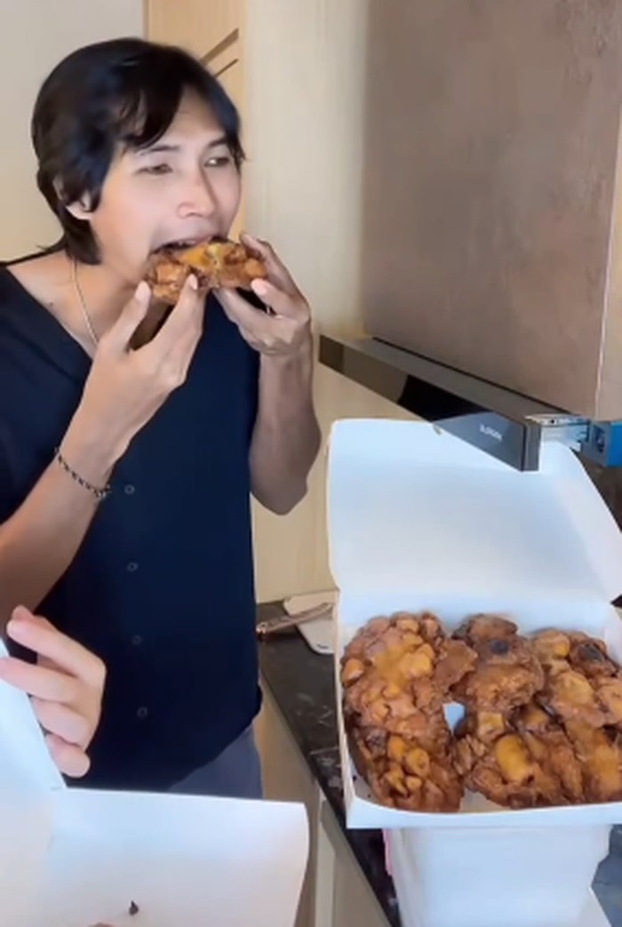 pinkan mambo jualan pisang goreng madu