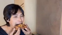 Meskipun begitu, Pinkan percaya diri kalau pisang goreng madunya enak dan punya tekstur lembut di bagian dalam. Ketika suaminya sudah mencoba, ia mengungkap, Enak banget, kamu emang pinter masak ya. Foto: TikTok @calonpenghuniSurga
