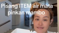 Pisang gorengnya dinamakan Pisang Item Air Mata Pinkan Mambo. Ukuran pisang goreng madunya memang terbilang besar. Pinkan mulai mempromosikannya lewat live (siaran langsung) di TikTok. Foto: TikTok @pinkan_mambo1111