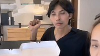 Jika beli 1 lusin, harganya tentu akan semakin mahal. Wanita kelahiran 1980 ini menyebut harga satu lusin mencapai Rp 280.000. Bisa ditambah ekstra topping, seperti Nutella hingga Skippy dengan tambahan biaya. Foto: TikTok @happyalway20
