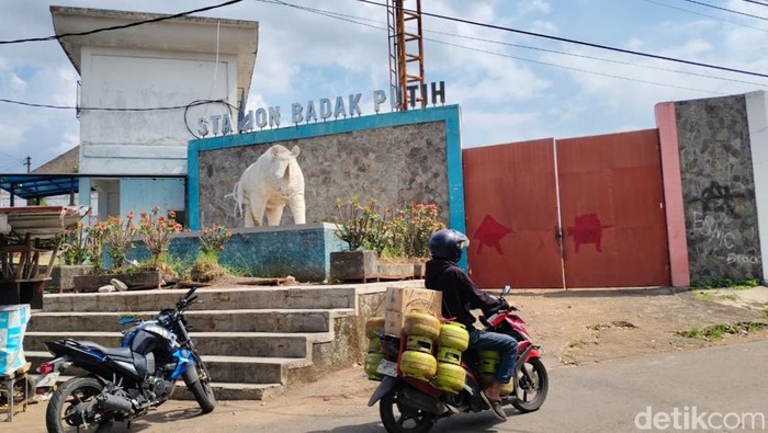 Pintu masuk Stadion Badak Putih