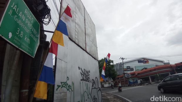 Plang nama jalan Gubernur Sewaka di Kota Tasikmalaya.