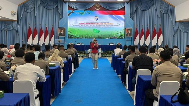 Polda Riau menggelar public speaking untuk meningkatkan kemampuan komunikasi para Bhabinkamtibmas dalam mendukung program Green Policing. Pelatihan digelar di Aula Tribrata Mapolda Riau, Selasa (19/8/2025).