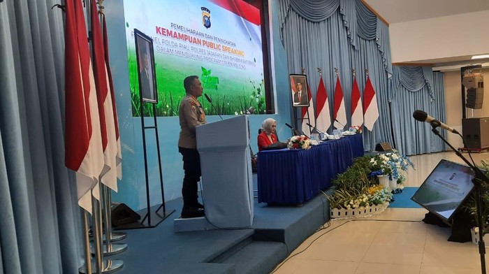 Polda Riau menggelar public speaking untuk meningkatkan kemampuan komunikasi para Bhabinkamtibmas dalam mendukung program Green Policing, Selasa (19/8/2025).
