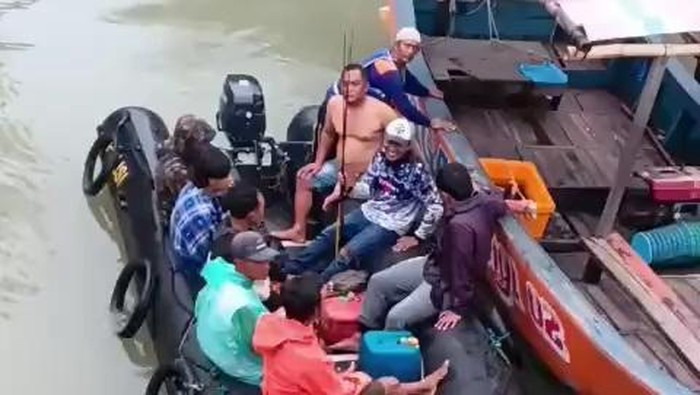 Polisi mengevakuasi enam orang pemancing yang terombang-ambing di tengah laut Demak akibat rumpon tempat mereka memancing diterjang cuaca buruk. (Dok polisi).