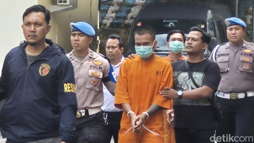 Polisi menghadirkan remaja berinisial KS (16), tersangka kasus pencurian, saat konferensi pers di Polres Bangli, Selasa (19/8/2025). (Foto: Ni Komang Ayu Leona W/detikBali)