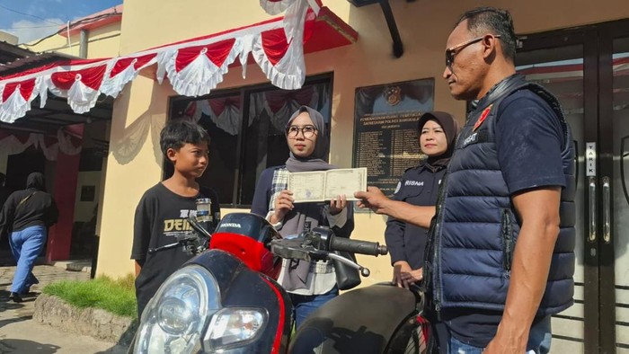 Polisi menyerahkan motor Honda Scoopy milik pelajar SMP di Bangkalan yang menjadi korban begal.
