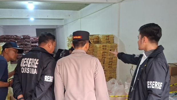Polres Dumai membongkar gudang beras olpsan di Dumai Kota. Pemilik gudang jadi tersangka, Selasa (19/8/2025).