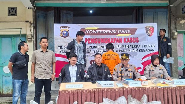 Polres Dumai membongkar gudang beras olpsan di Dumai Kota. Pemilik gudang jadi tersangka, Selasa (19/8/2025).