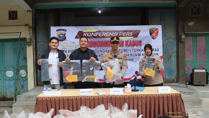 Polres Dumai membongkar gudang beras olpsan di Dumai Kota. Pemilik gudang jadi tersangka, Selasa (19/8/2025).