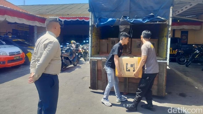 Polres Jember amankan truk bermuatan ribuan botol arak Bali
