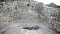Artefak emas dan perhiasan dari makam Romawi, bukti status sosial tinggi penghuni makam. Foto: Fatih Hepokur/Anadolu via Getty Images