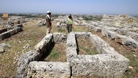 Bejana terakota dan benda kaca kuno, bagian dari persembahan pemakaman yang ditemukan di dalam bilik. Foto: Fatih Hepokur/Anadolu via Getty Images