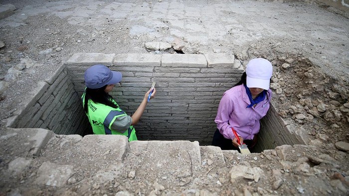ANTALYA, TURKIYE - AUGUST 14: Archaeologists and officials reveal four Roman-era tombs as they carry on their work while excavations at Silyon Ancient City in Serik district of Antalya, Turkiye on August 14, 2025. (Photo by Fatih Hepokur/Anadolu via Getty Images)