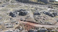 Panorama Sillyon di atas bukit strategis, saksi bisu pertemuan warisan Romawi, Bizantium, Seljuk, dan Ottoman. Foto: Oktay Ozden/Anadolu via Getty Images