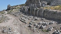 Dr. Murat Taşkıran dan tim ekskavasi, menjelaskan keunikan tipologi makam di Sillyon. Foto: Oktay Ozden/Anadolu via Getty Images