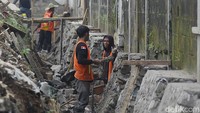 Pekerja menyelesaikan proyek di kawasan Semanan. Rinciannya pekerja yang berusaha sendiri jumlahnya naik 880 ribu orang, berusaha dibantu buruh tidak tetap naik 950 ribu orang, dan pekerja bebas naik 54 ribu orang.