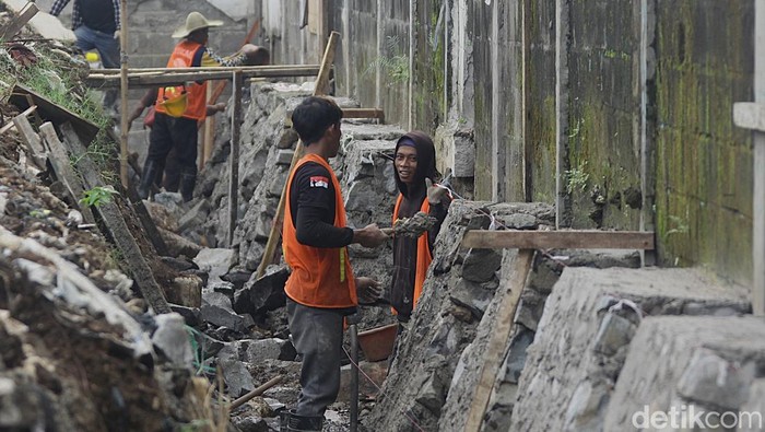 Pekerja informal menyelesaikan proyek bangunan di Semanan, Jakarta Barat, Selasa (19/8/2025). Sektor ini masih mendominasi dunia kerja Indonesia.