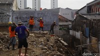 Suasana kesibukan proyek di kawasan Semanan. Presiden Prabowo juga mengklaim angka kemiskinan berhasil ditekan menjadi 8,47%. Menurutnya angka itu merupakan yang terendah sepanjang sejarah Republik ini.