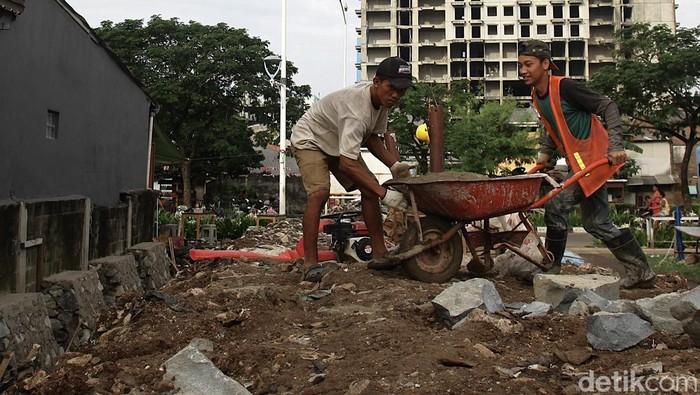 Pekerja informal menyelesaikan proyek bangunan di Semanan, Jakarta Barat, Selasa (19/8/2025). Sektor ini masih mendominasi dunia kerja Indonesia.
