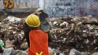 Buruh bangunan mengangkat batu di lokasi proyek. Dalam penyampaian Rancangan APBN 2026 dan Nota Keuangan, Presiden Prabowo Subianto menyebut angka pengangguran di Tanah Air turun ke level 4,76% pada Februari 2025. Menurutnya, 3,6 juta lapangan kerja baru juga tercipta dan menyerap para pencari kerja.