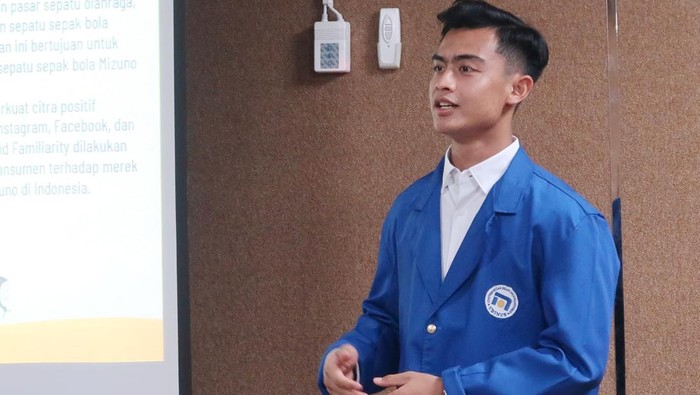 Bek Timnas Indonesia, Pratama Arhan, saat menjalani sidang proposal skripsi di Universitas Dian Nuswantoro Semarang, Foto diunggah Selasa (19/8/2025).