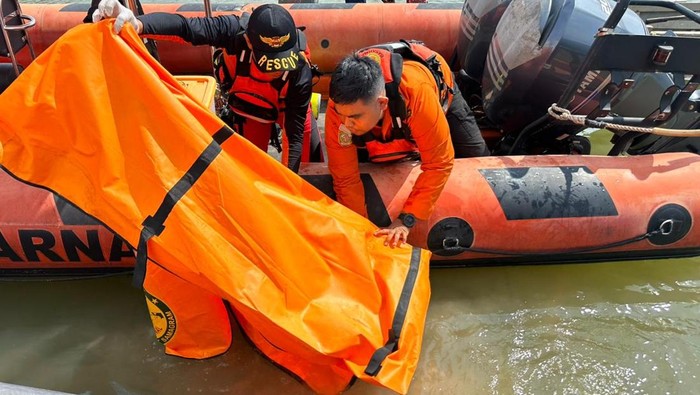 Proses evakuasi korban jatuh saat perbaikan kapal tongkang di Batam, Kepri. (dok Basarnas)