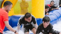 Jiwa kompetitif antara Bapak VS Anak saat tanding 17-an Sepak Bola Busa Salju wakakakakkaa. Sampai ada drama acting cedera dan ngotot antara Bapak dan Anak saat pertandingan berlangsung sampe anaknya sewot.. ( Bapaknya duluan sih jailin )Tapi ya Bapaknya mau ngajarin biar anaknya jadi lelaki bisa punya mental kuat dan tangguh dalam segala medan juang !!Ya begitulah, Nak… di luar sana hidup itu keras di lapangan, tulis Raffi Ahmad dalam Instagram miliknya dilihat detikcom, Rabu (20/8/2025). Foto: dok instagram Raffi Ahmad