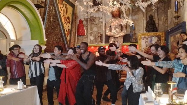 Rapper Melly Mike tiba di Indonesia, disambut oleh pihak dari Asosiasi Travel Agent Indonesia (ASTINDO) di Jakarta, Selasa (19/8/2025).